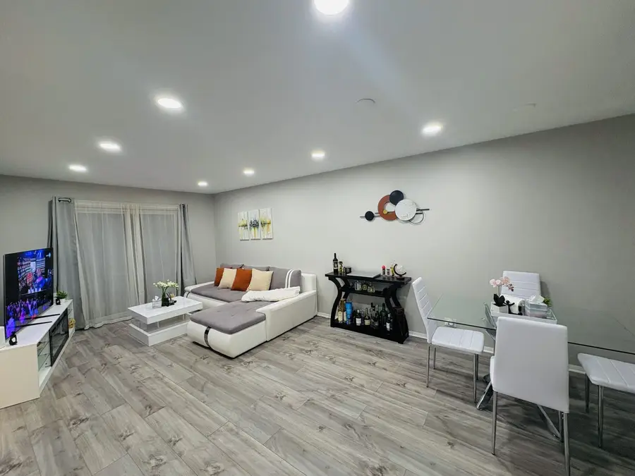 1930 Kenilworth Circle #E, Hoffman Estates, IL 60169 - Image #2