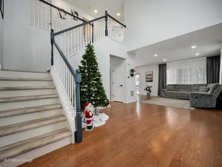 1818 Kelberg Avenue, Hoffman Estates, IL 60192 - Image #2