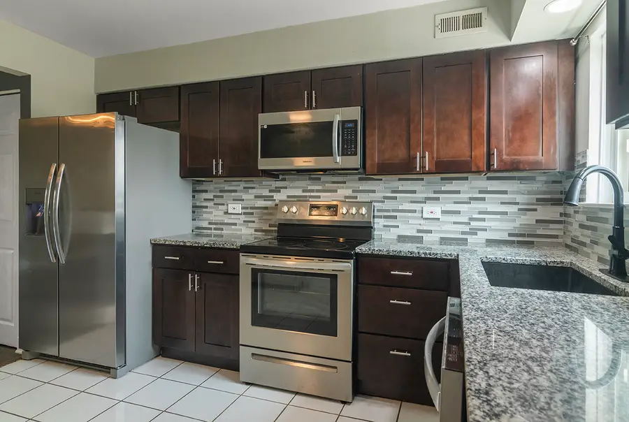 9390 Bay Colony Drive #3N, Des Plaines, IL 60016 - Image #2