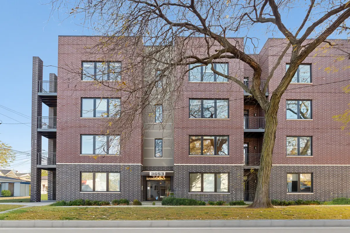 3653 W Barry Avenue #4W, Chicago, IL 60618 - Image #1