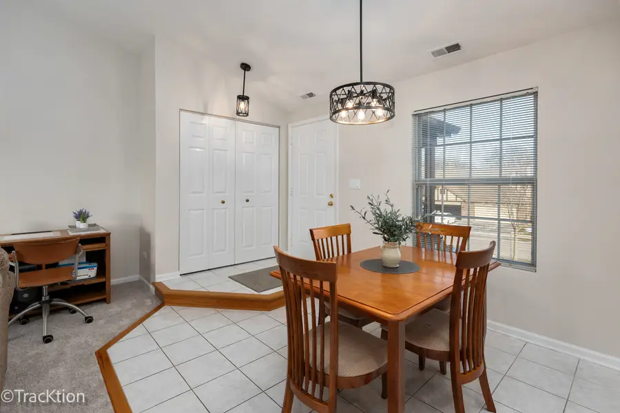 378 Sandhurst Circle #7, Glen Ellyn, IL 60137 - Image #2