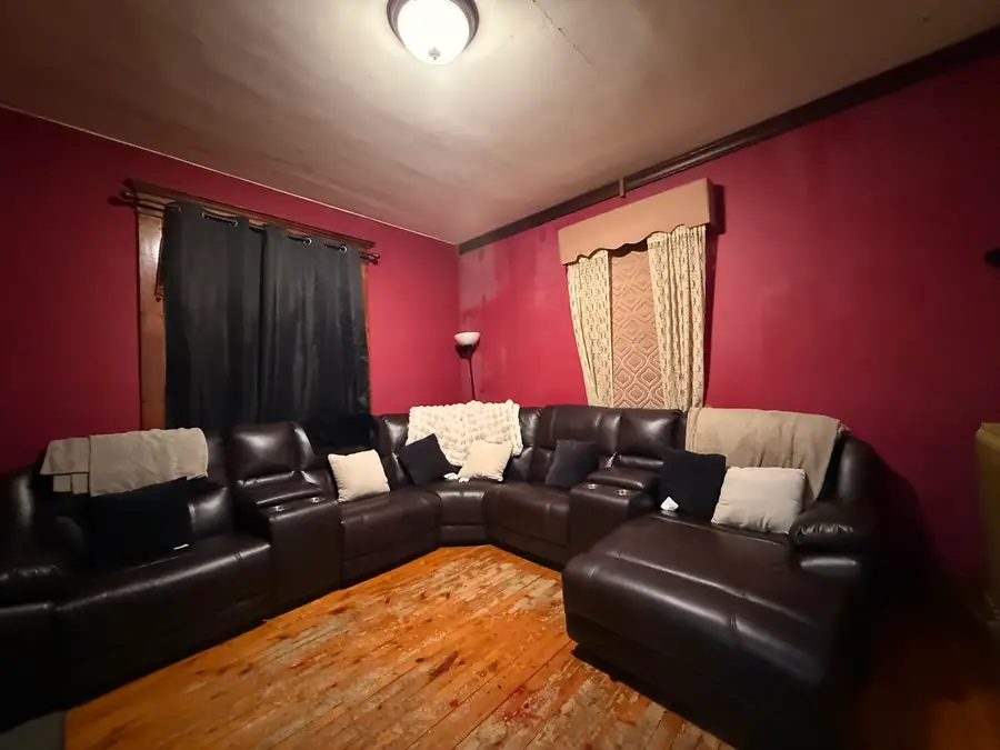 319 W Washington Street, Clinton, IL 61727 - Image #3