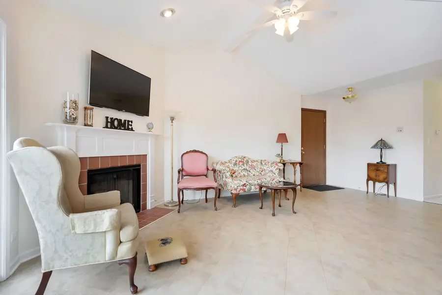 1907 Gresham Circle #D, Wheaton, IL 60189 - #3