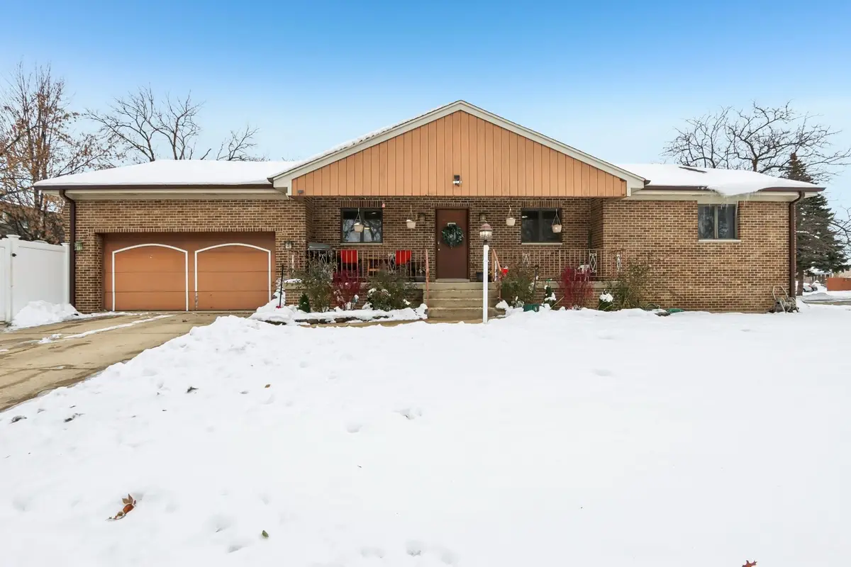 2300 Bellaire Court, Des Plaines, IL 60016 - Image #1