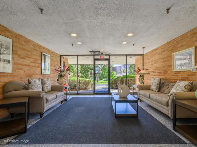 1727 W Crystal Lane #208, Mount Prospect, IL 60056 - Image #2