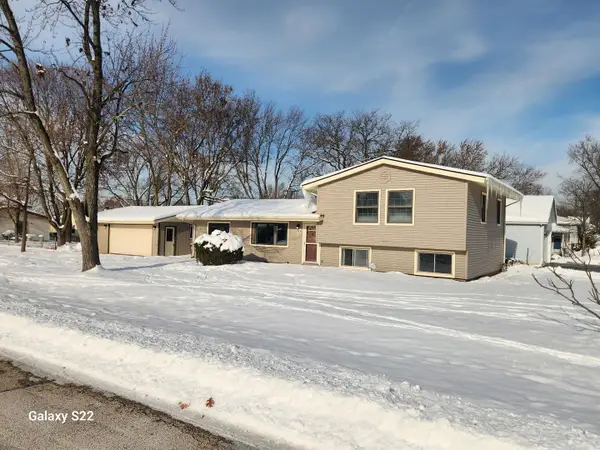 10 Lincoln Street, Lake In The Hills, IL 60156