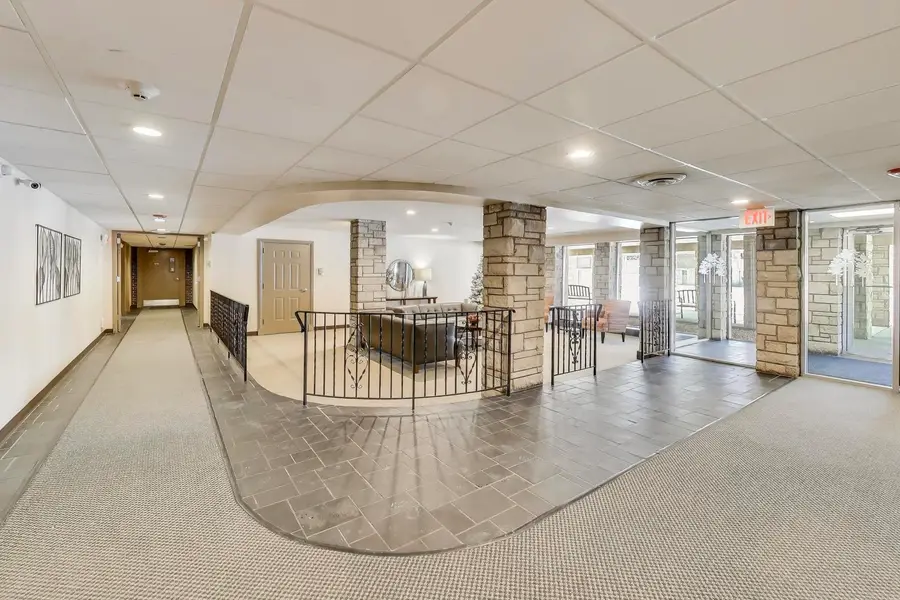 2400 Archbury Drive #2E, Park Ridge, IL 60068 - Image #2