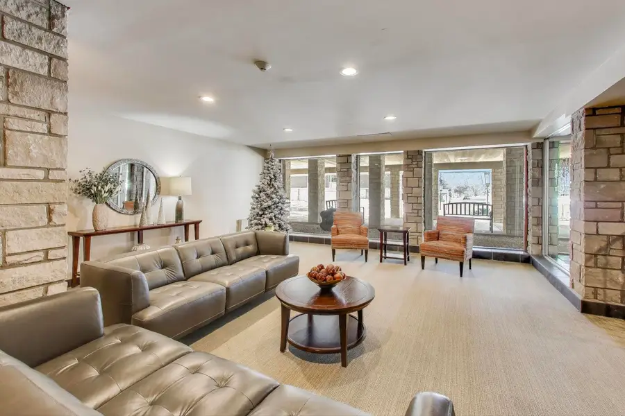 2400 Archbury Drive #2E, Park Ridge, IL 60068 - Image #3