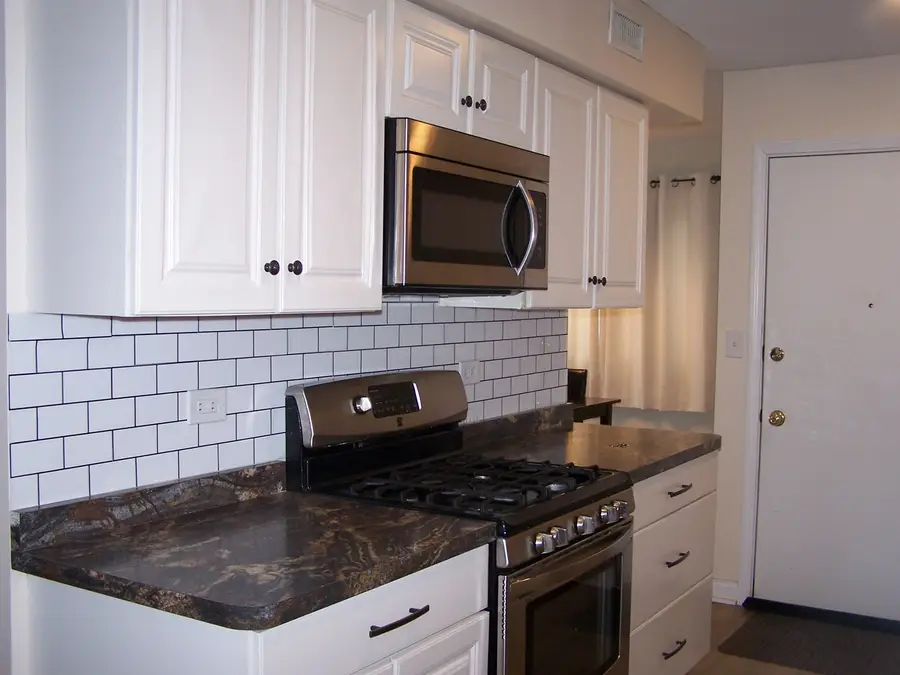 604 Devonshire Court #B, McHenry, IL 60050 - Image #2