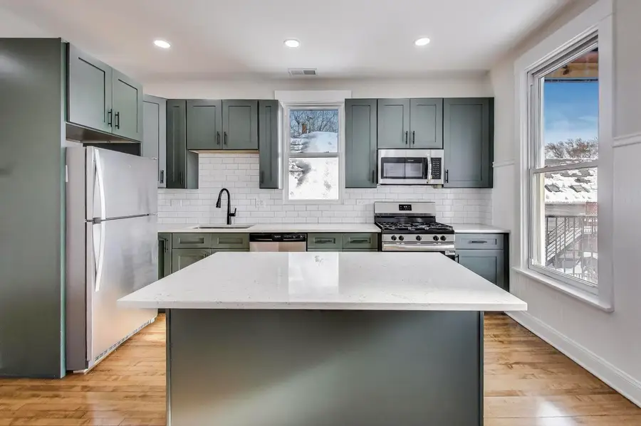 1839 W Henderson Street, Chicago, IL 60657 - Image #2