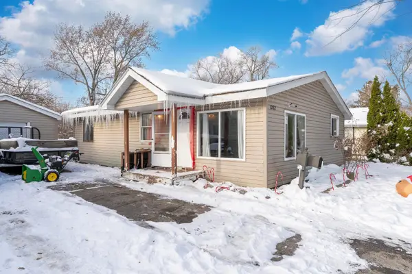 1262 Navajo Drive, Carpentersville, IL 60110