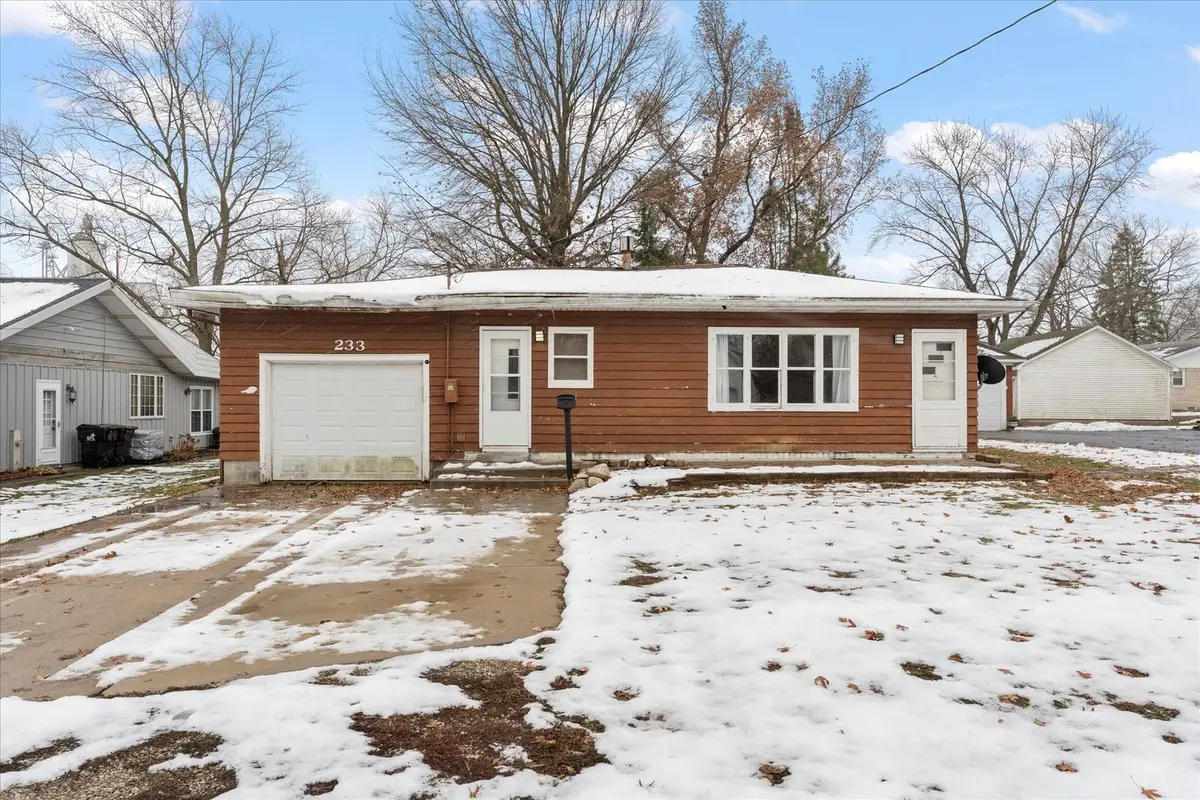 233 E Morris Street, Bement, IL 61813 - Image #1