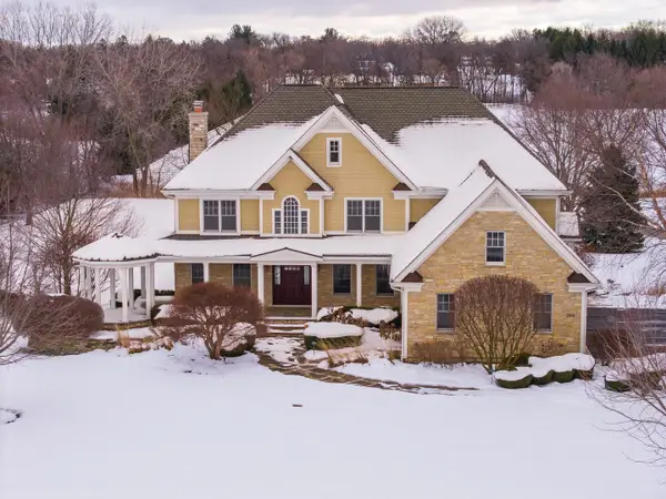 2810 Oak Ridge Road, Crystal Lake, IL 60012