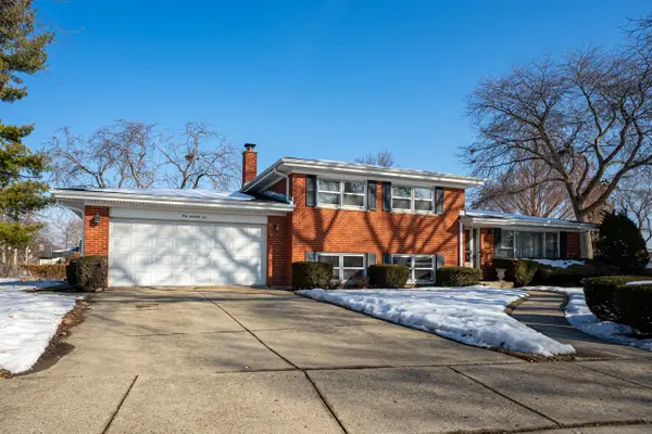 910 E Kimber Drive, Arlington Heights, IL 60005