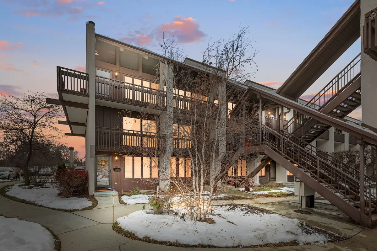 6600 W Wood River Drive #201, Niles, IL 60714 - Image #1