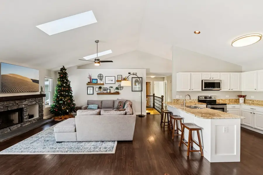 11 Baldwin Court, Lake In The Hills, IL 60156 - Image #2