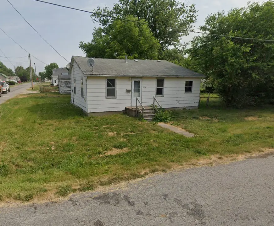 330 W Avenue G, Lewistown, IL 61542 - #3