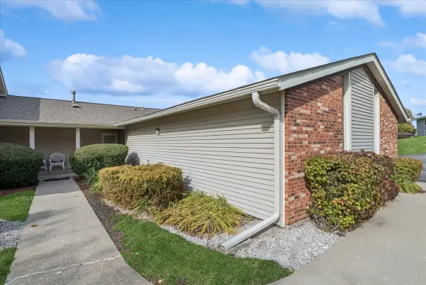 419 N Thornwood Drive #A, McHenry, IL 60050