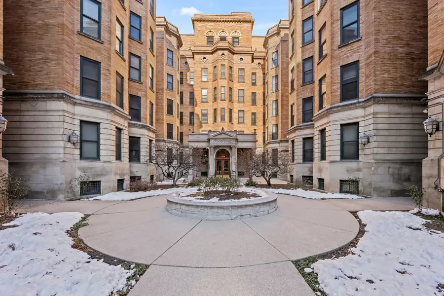550 W Surf Street #215, Chicago, IL 60657 - Image #2