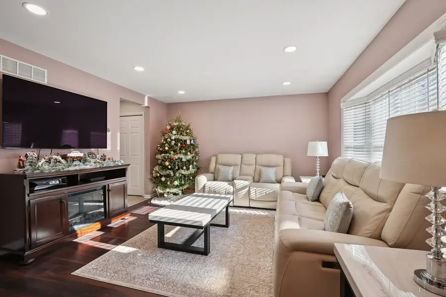 639 W Comstock Avenue, Elmhurst, IL 60126 - Image #3