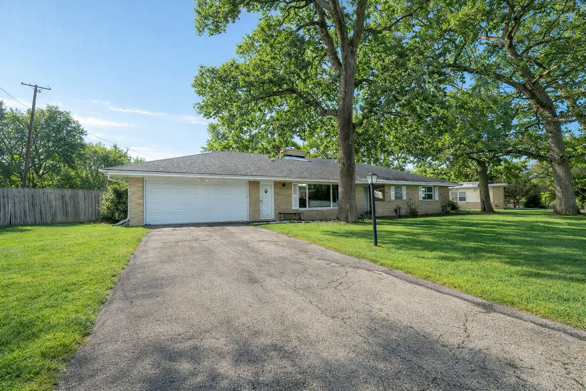 801 Woodlawn Drive, Dekalb, IL 60115 - Image #1