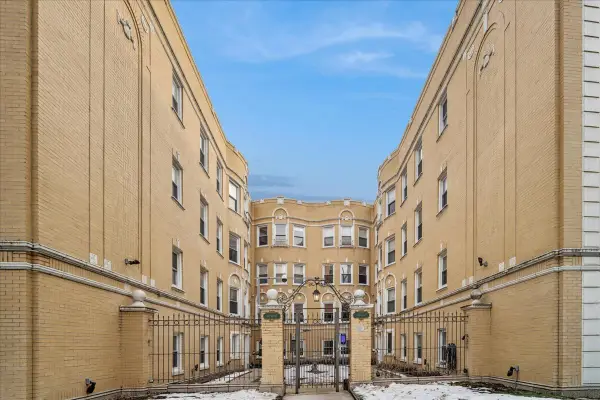 7411 N Hoyne Avenue #3, Chicago, IL 60645