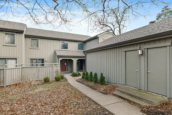 225 Shoreline Road, Lake Barrington, IL 60010