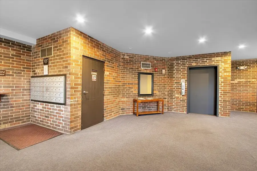 1002 Castilian Court #302, Glenview, IL 60025 - Image #3