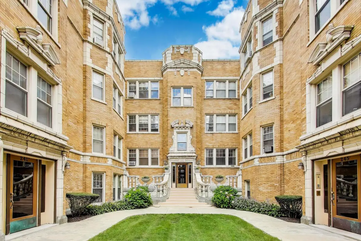 243 Washington Boulevard #3A, Oak Park, IL 60302 - Image #1