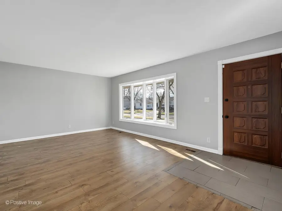 27 Hawthorne Lane, Streamwood, IL 60107 - Image #3