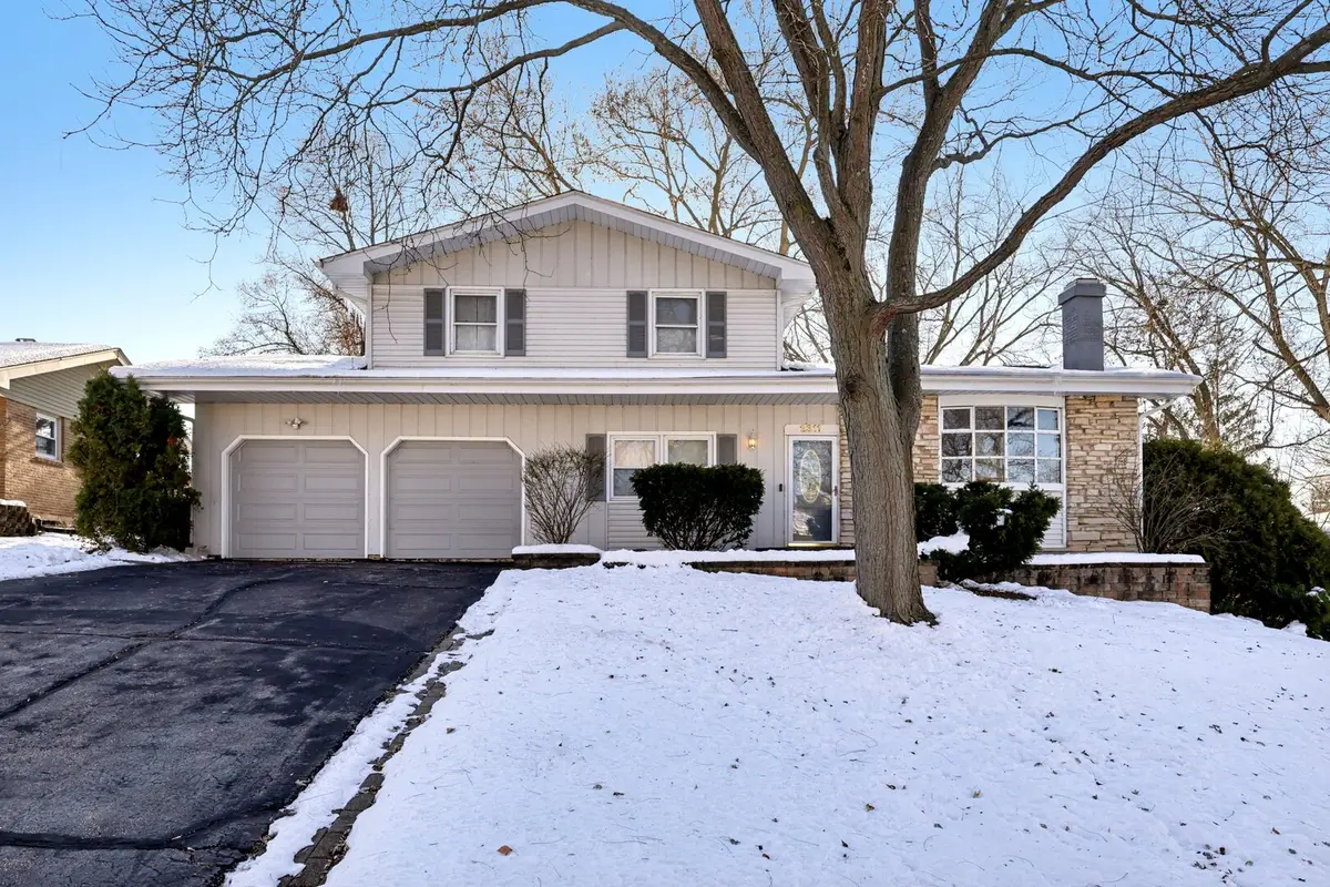 2311 Carriage Lane, Lindenhurst, IL 60046 - Image #1
