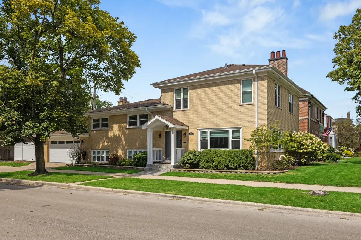 6025 N Hiawatha Avenue, Chicago, IL 60646 - Image #1