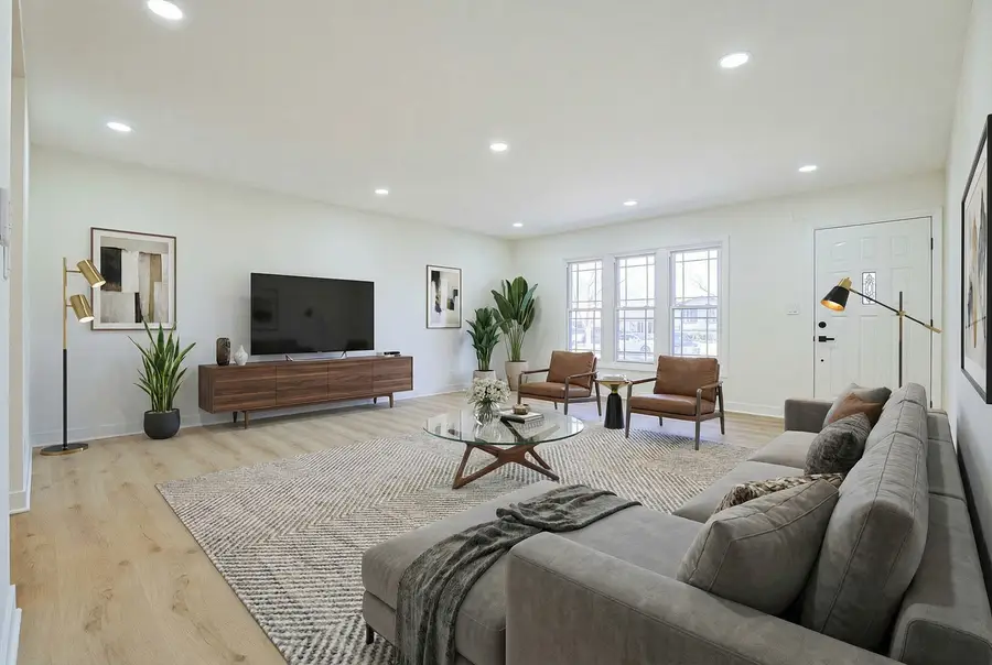 7784 Huntington Circle S, Hanover Park, IL 60133 - Image #2