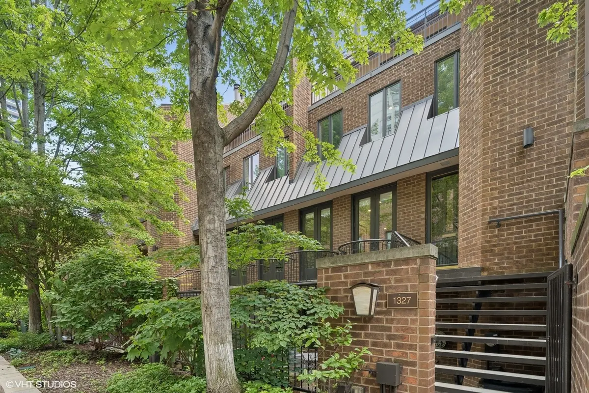 1327 N Sutton Place, Chicago, IL 60610 - Image #1