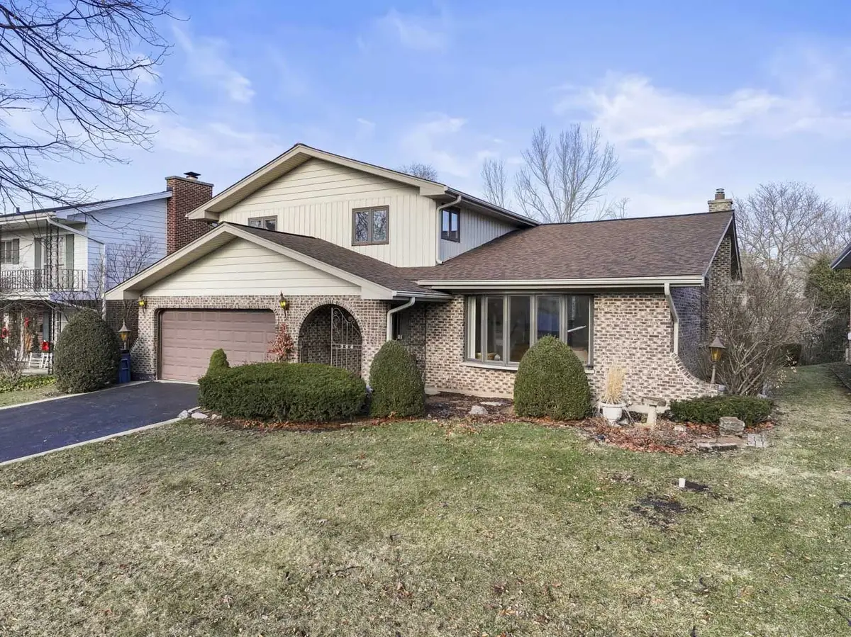 304 E Hiawatha Trail, Mount Prospect, IL 60056 - Image #1