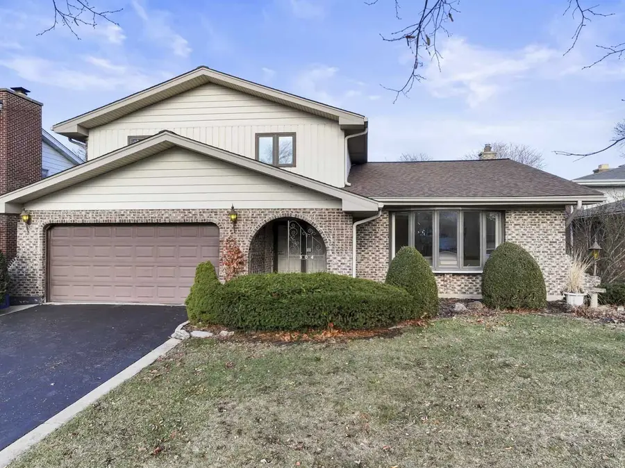304 E Hiawatha Trail, Mount Prospect, IL 60056 - Image #2
