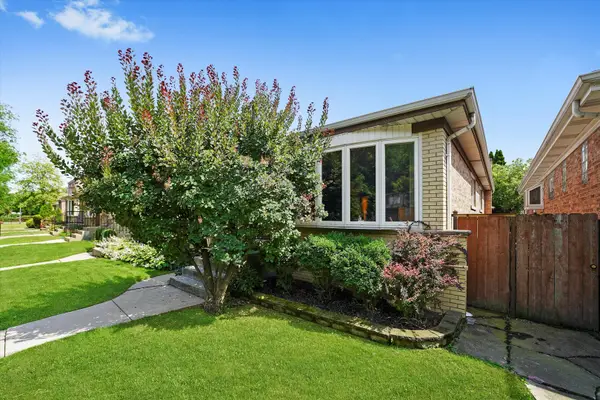 4551 W Foster Avenue, Chicago, IL 60630