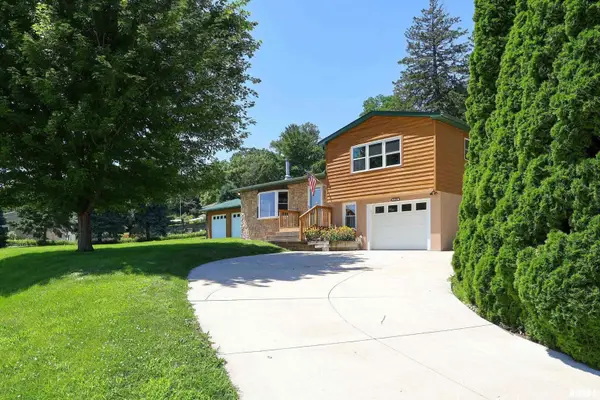 1128 N Cody Road, Le Claire, IA 52753