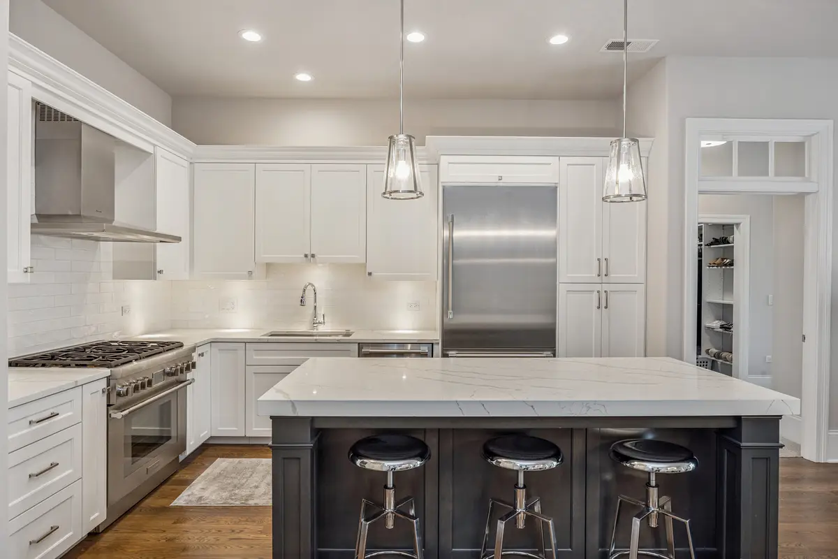 105 S Cottage Hill Avenue #204, Elmhurst, IL 60126 - Image #1