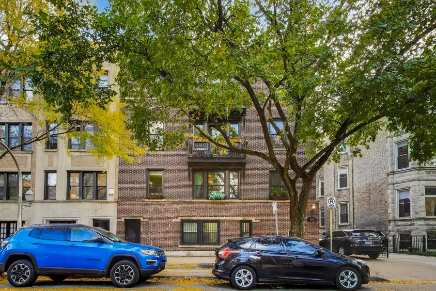 643 W Roscoe Avenue #D1, Chicago, IL 60657 - #2