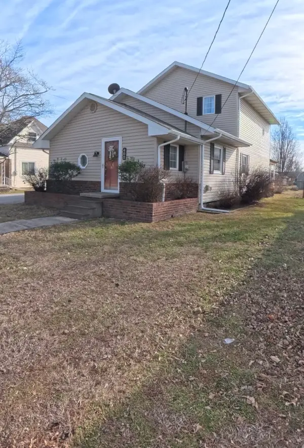 402 E Belleville Avenue, Christopher, IL 62822