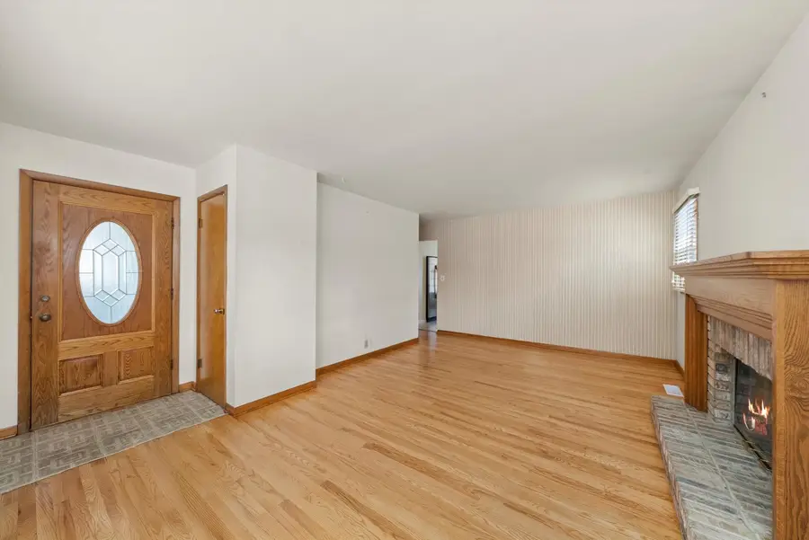 735 Westgate Drive, Aurora, IL 60506 - Image #2