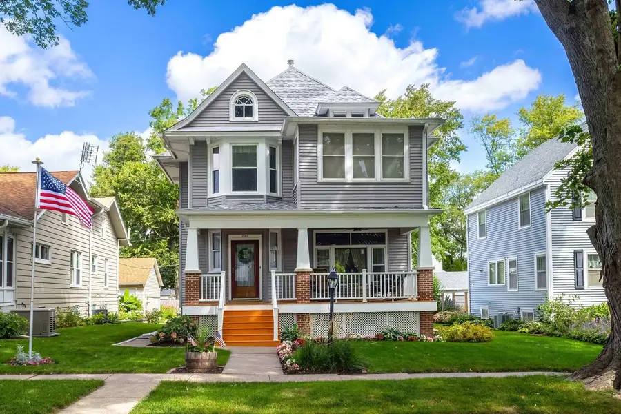 220 E Dover Court, Davenport, IA 52803 - #2