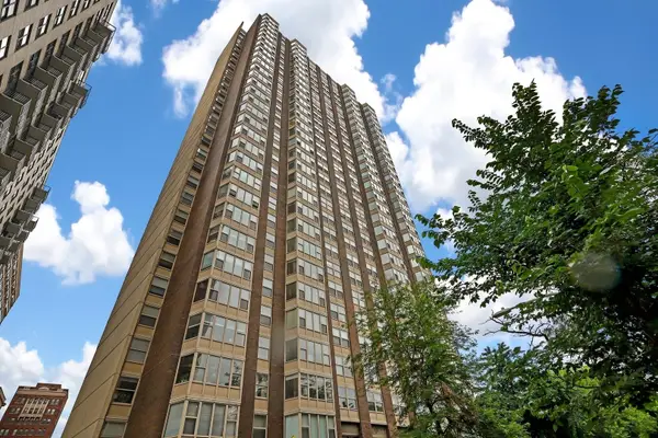 525 W Hawthorne Place #1001, Chicago, IL 60657