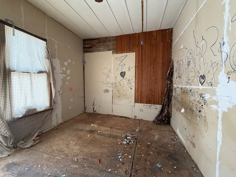 112 S Walnut Street, Oakland, IL 61943 - #3