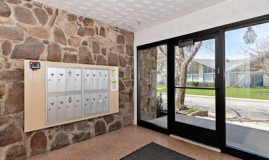 8828 N Leslie Lane #1F, Des Plaines, IL 60016 - Image #2