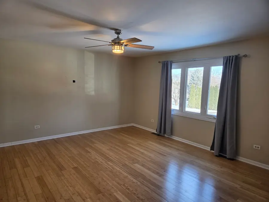 210 Hazelwood Drive, Lindenhurst, IL 60046 - Image #3