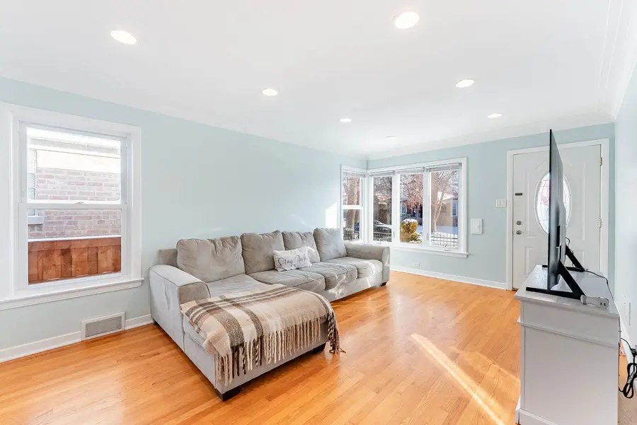 5344 N Mulligan Avenue, Chicago, IL 60630 - Image #2