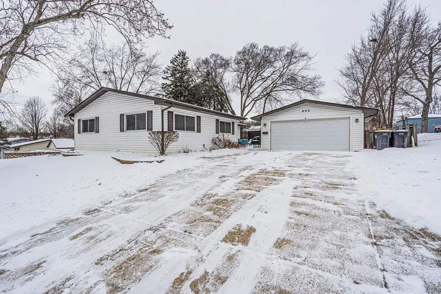 605 Tanglewood Drive, Streamwood, IL 60107 - Image #3