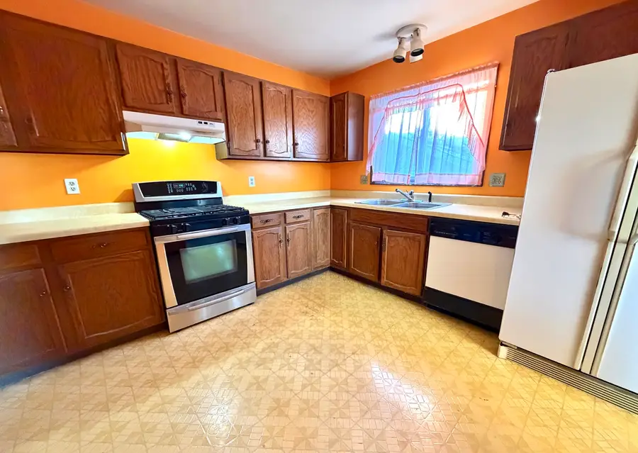 5216 Abbey Drive, McHenry, IL 60050 - Image #2